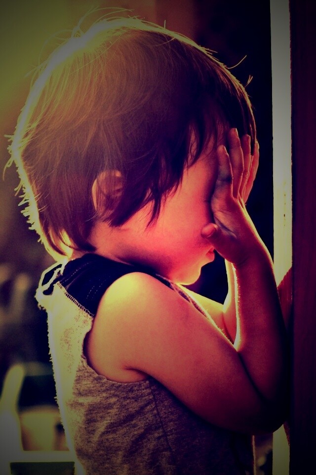 Малыш играет в прятки обои