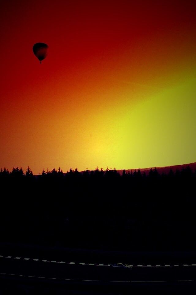 Воздушный шар над треком обои