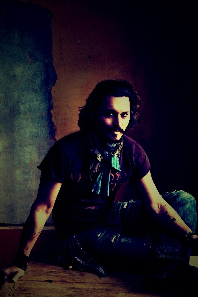 Джонни Депп на столе обои