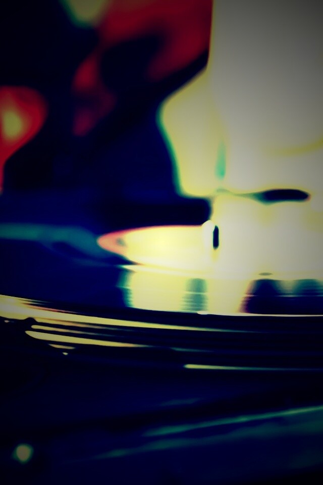 Винил на диджейском пульте обои