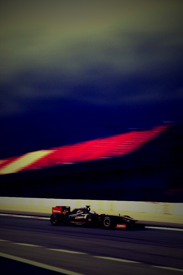 Болид на треке обои