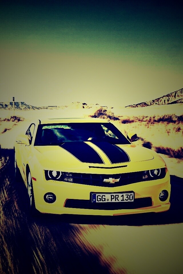 Камаро на пустынной дороге обои