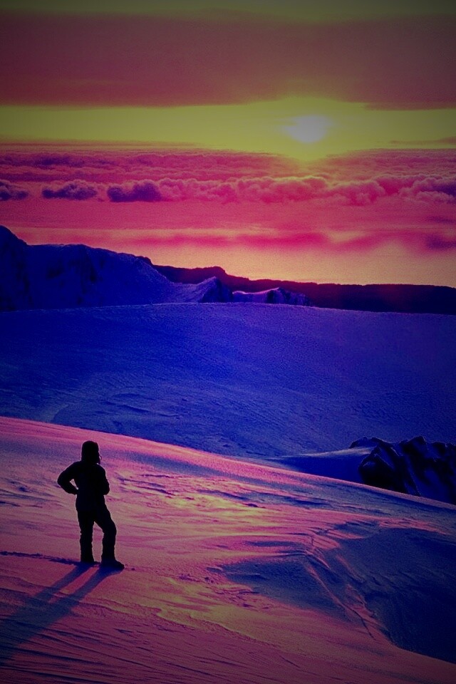 Путешественник в горах обои