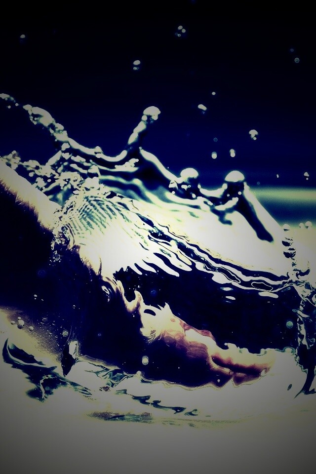 Палец в воде обои