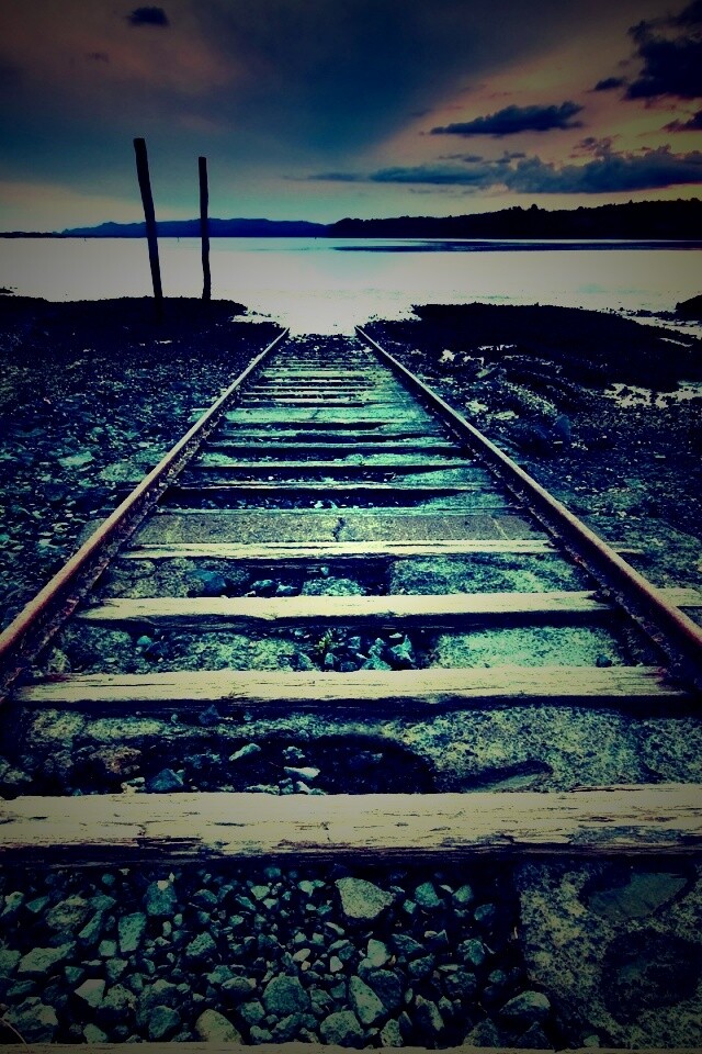 Рельсы обрывающиеся в воду обои