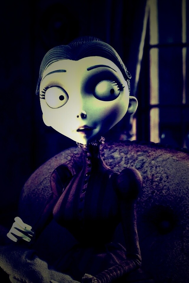 Мертвая невеста вышивает обои