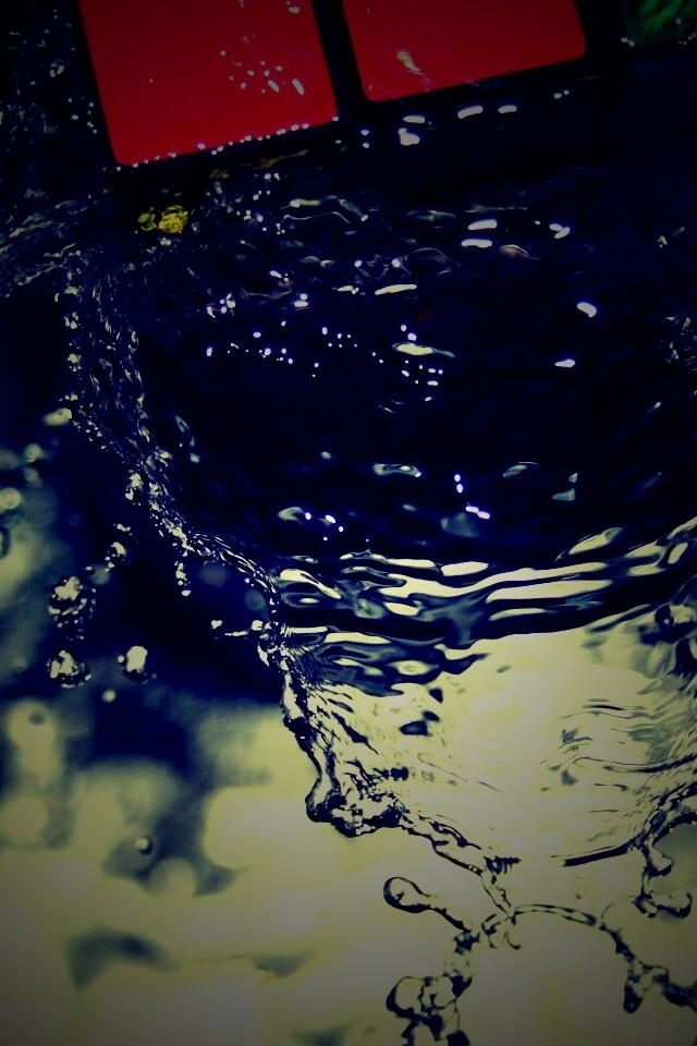 Кубик рубика в воде обои