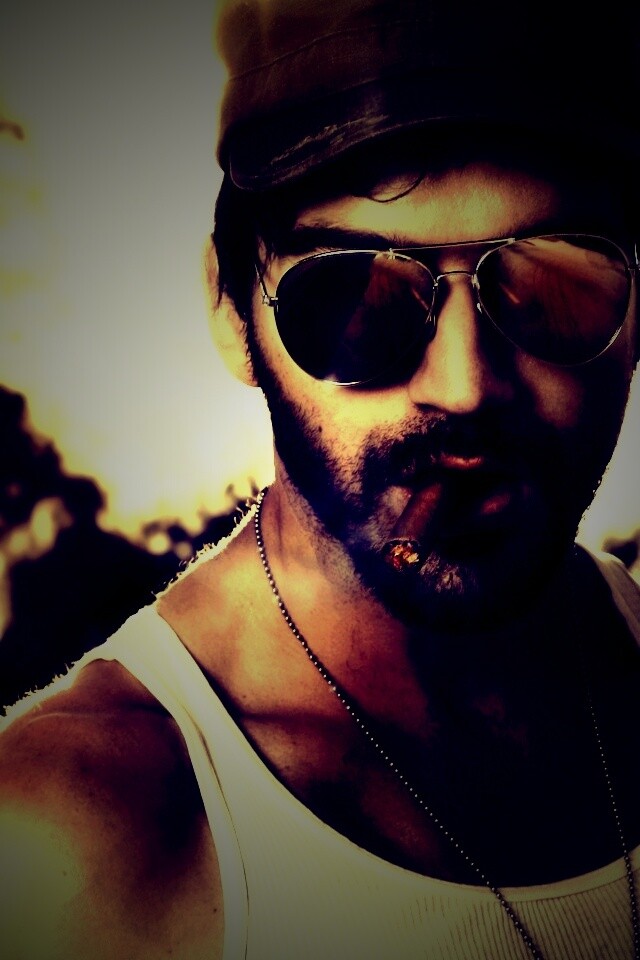 Суровый парень с сигарой обои