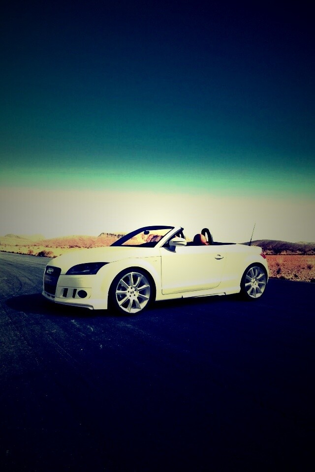 Кабриолет Ауди на пустынной дорге обои