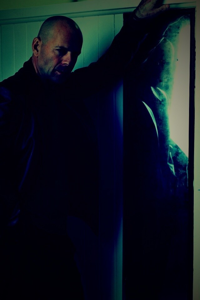 Брюс Уиллис у зеркала обои