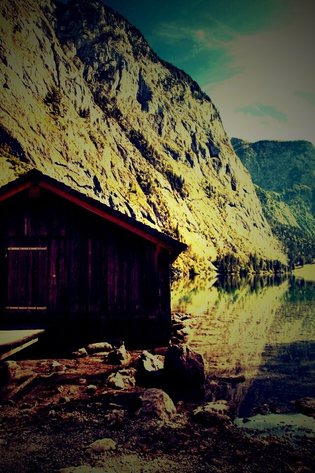 Лодный сарай на горном озере обои