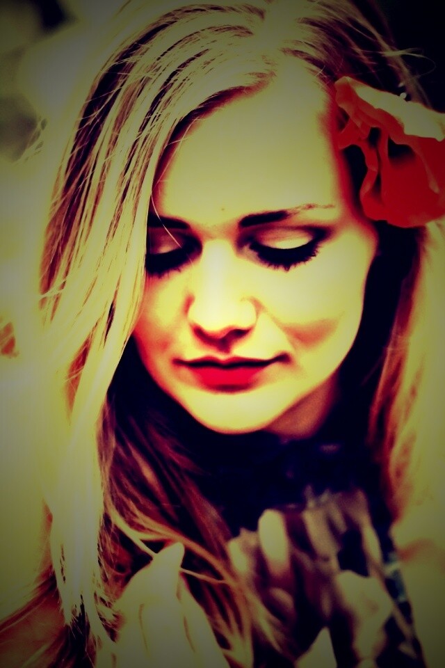 Блондинка в маках обои