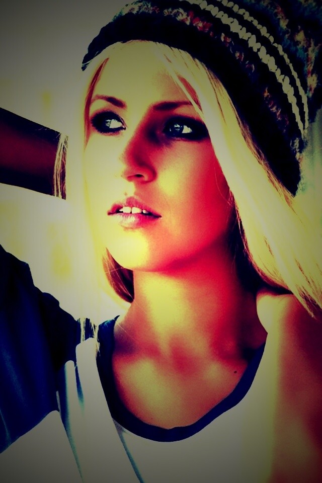 Блондинка в вязанной шапке обои