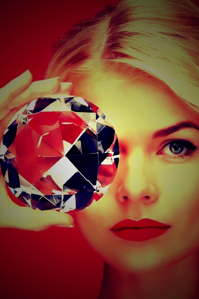 Девушка с бриллиантом обои