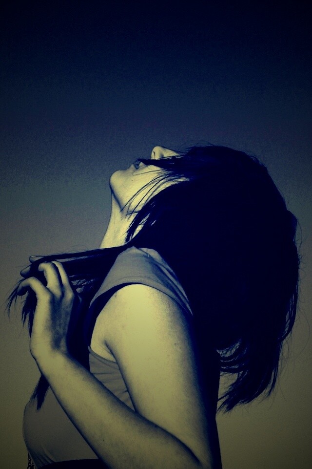 Взгляд брюнетки в небо обои