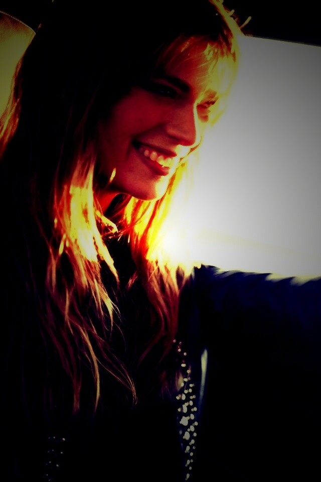 Девушка за рулем автомобиля обои