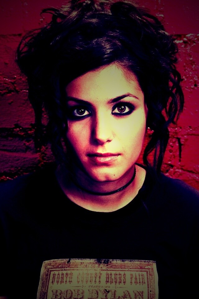 Подросток на фоне розовой кирпичной стены обои