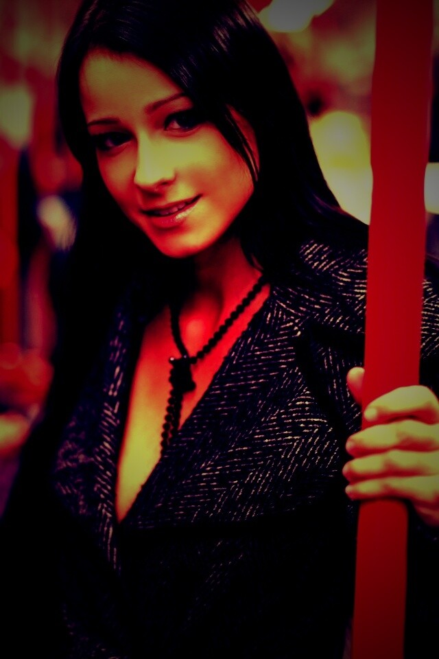 Девушка в метро обои