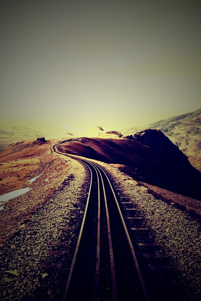 Рельсы уходящие вдаль обои