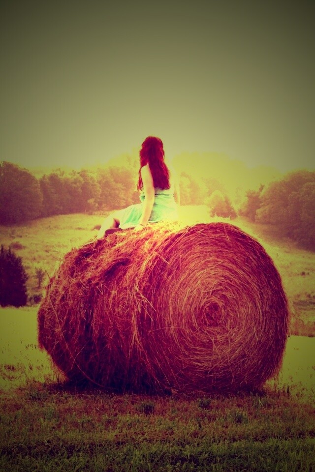 Девушка на снопе сена обои