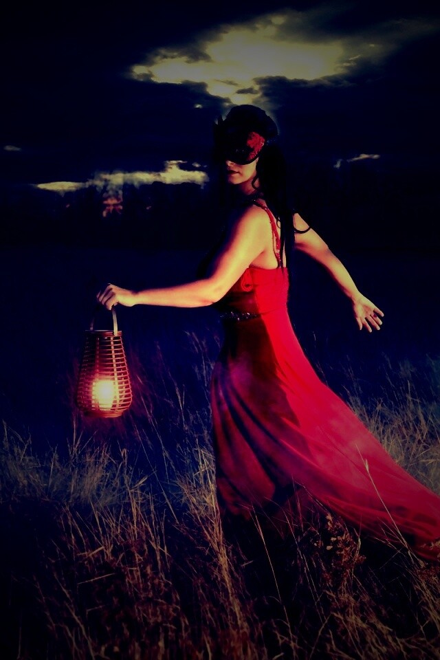 Девушка со свечей обои