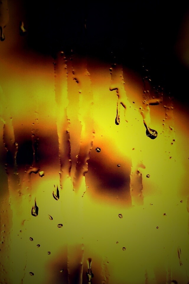 Текущая по стеклу вода обои