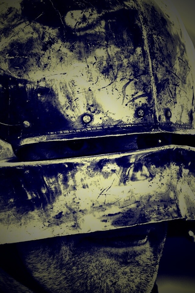 Человек в доспехах обои