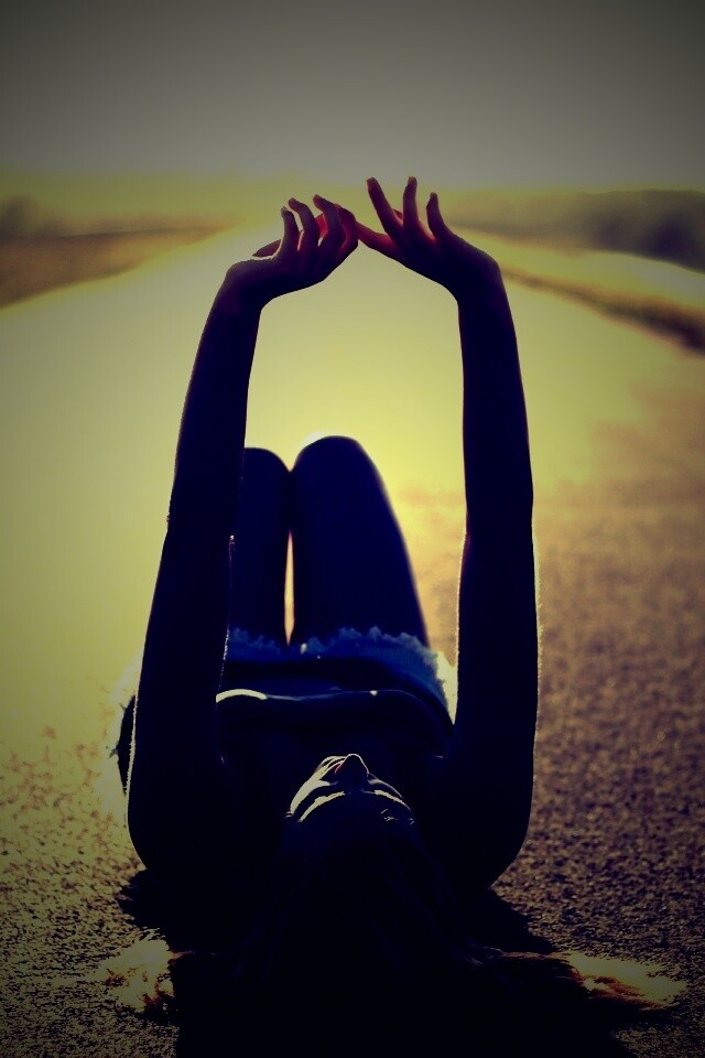 Девушка на асфальте обои