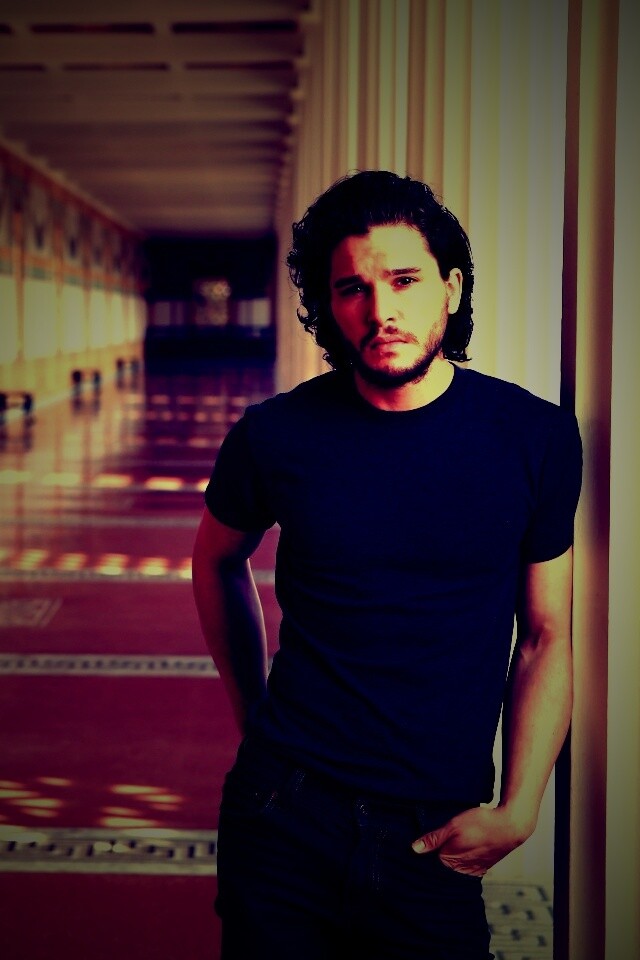 Кит Харингтон у колонны обои