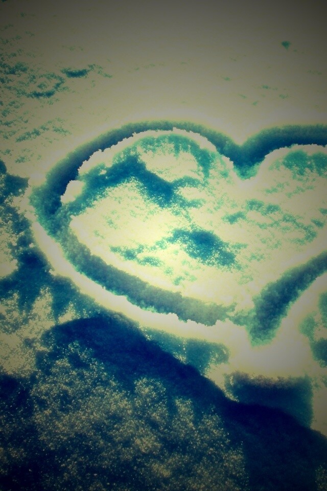 Сердечко на снегу обои