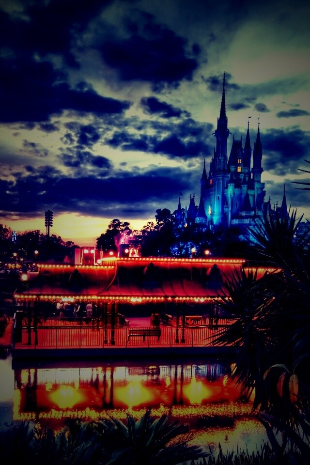 Диснеёленд вечером обои