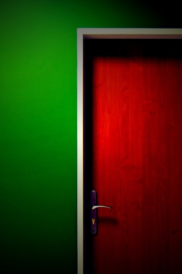 Дверь в стене обои