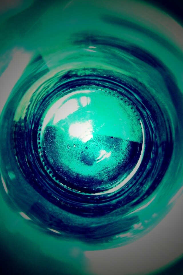 Дно стеклянной бутылки обои