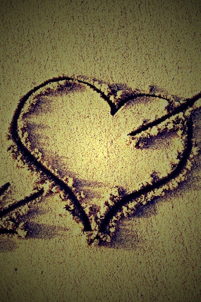 Сердце на песке обои