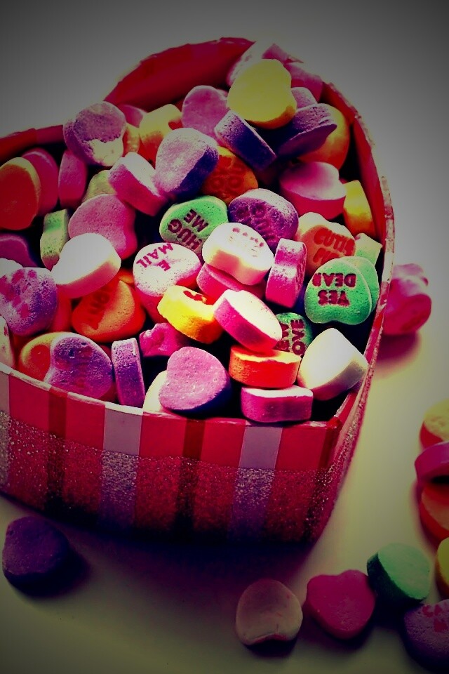 Конфеты в форме сердца обои