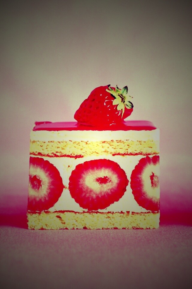 Ломтики клубничного торта обои