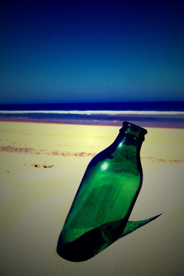 Бутылка на пляже обои