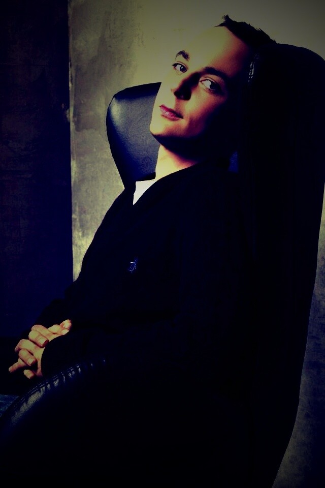 Джим Парсонс в крселе обои