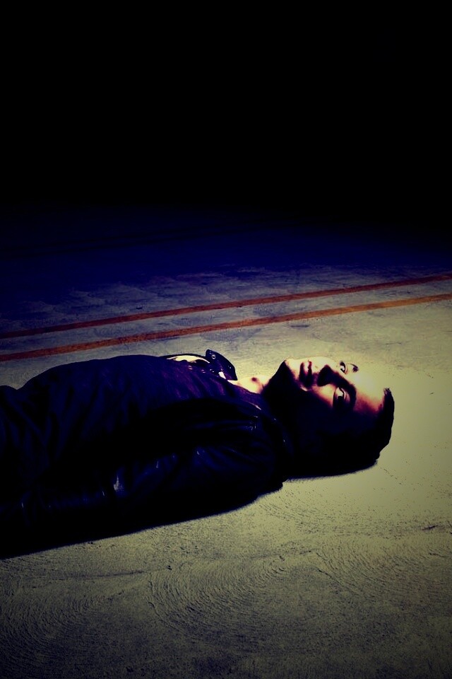 Джим Парсонс на полу обои