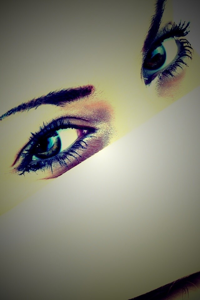 Девушка прикрыла лицо рукой обои