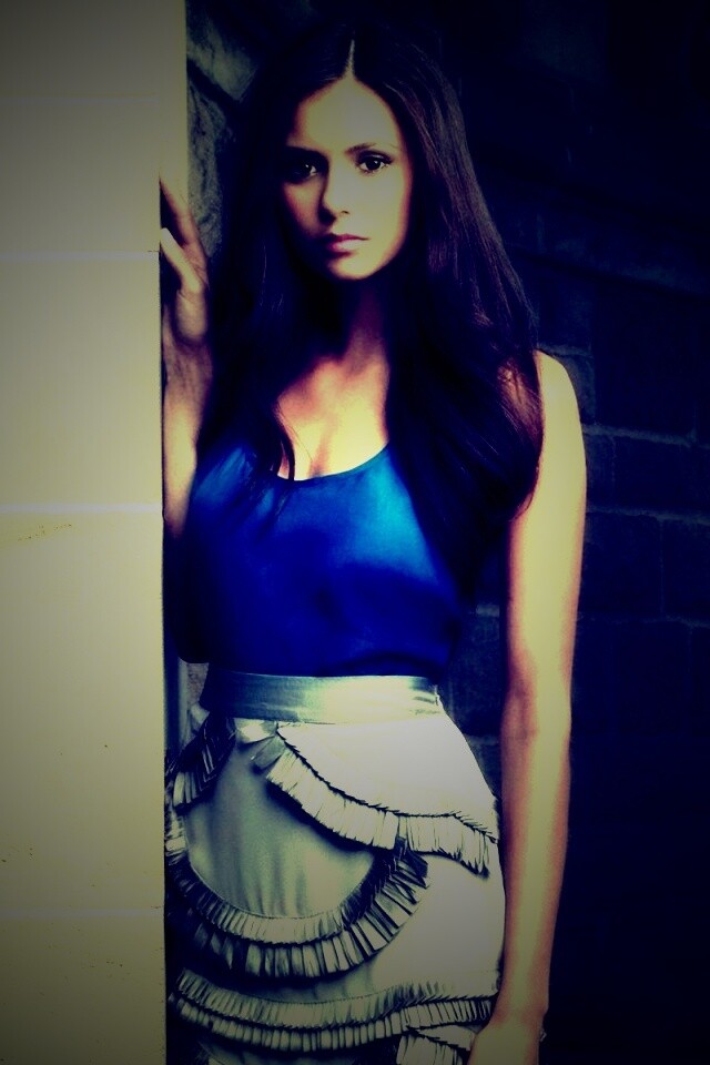 Девушка на лестнице обои