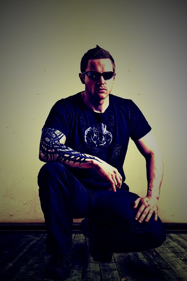 Парень с татуировкой обои