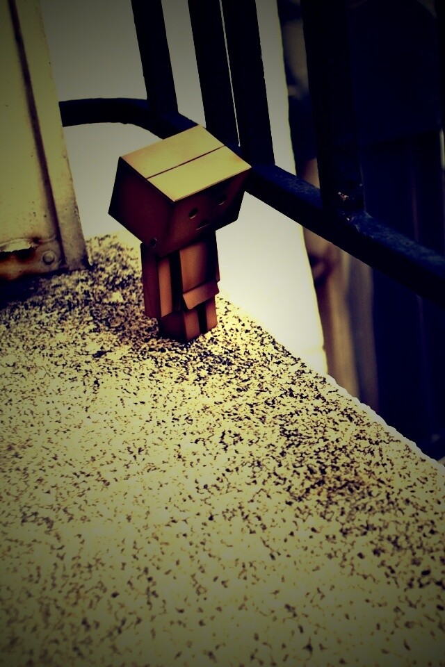 Грустный картонный человечек обои