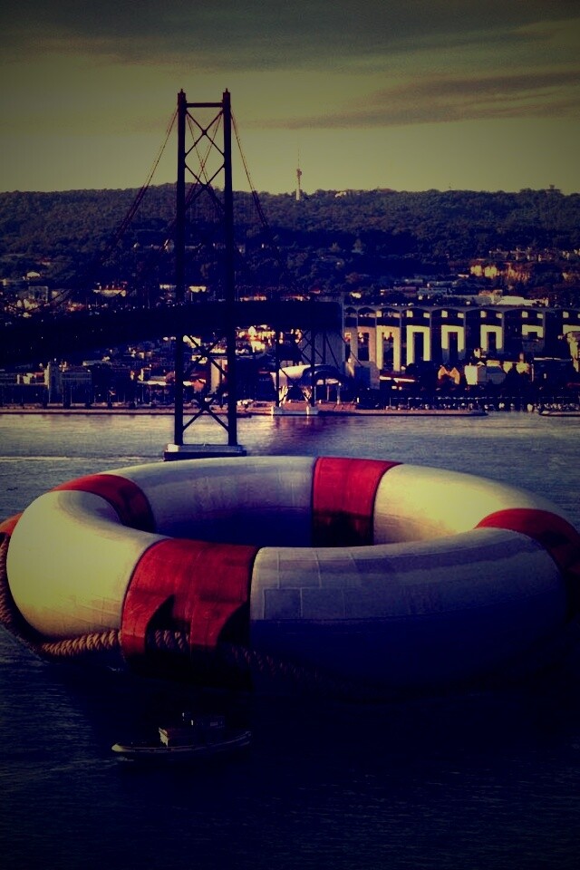 Огромный спасательный круг обои