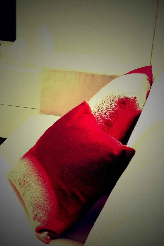 Подушки на диване обои