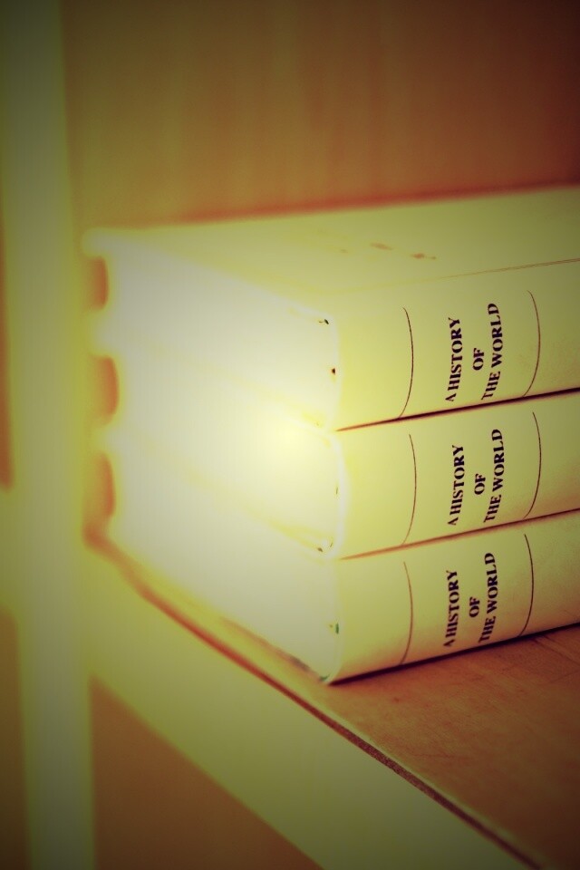 Книги на полке обои