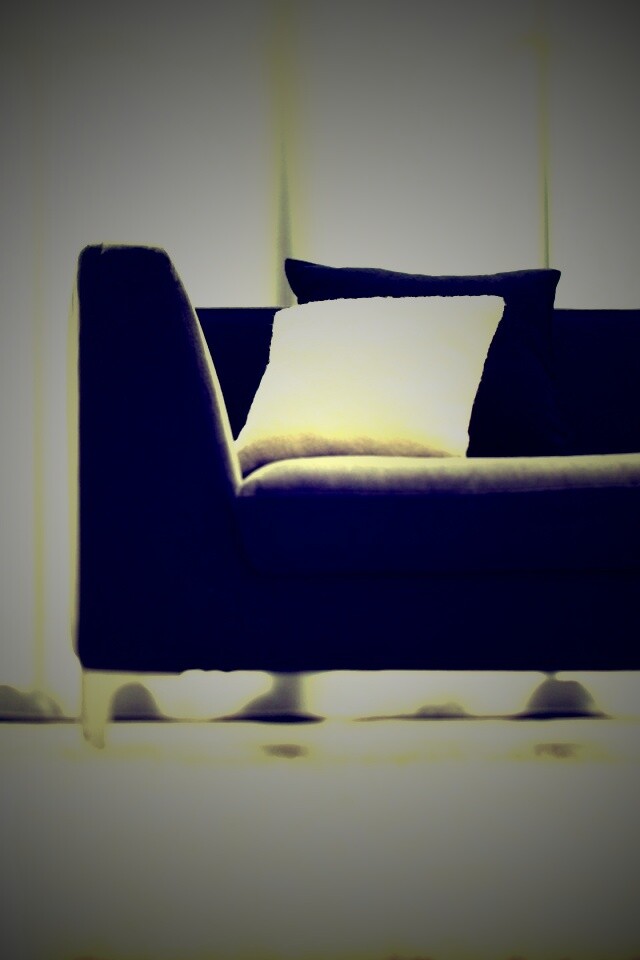 Диван с черной и белой подушками обои