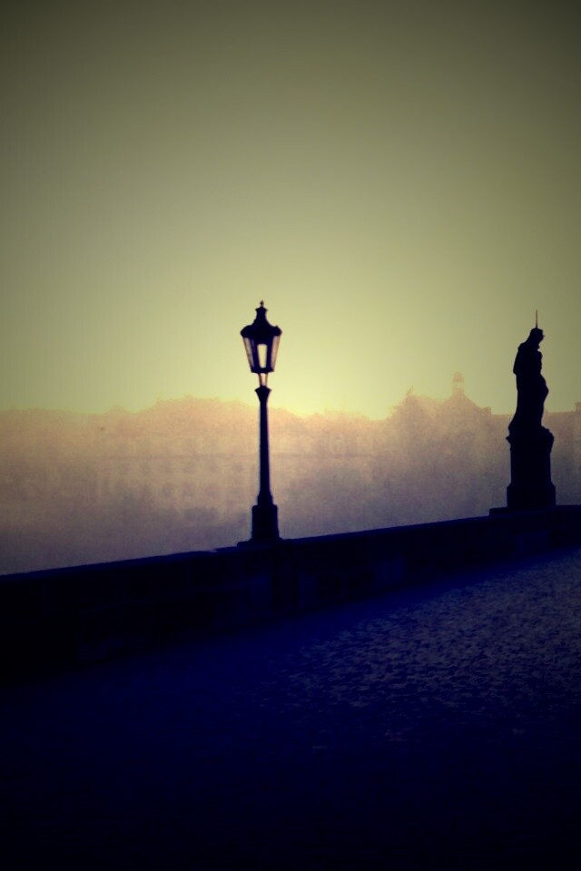 Мост с скульптурами обои