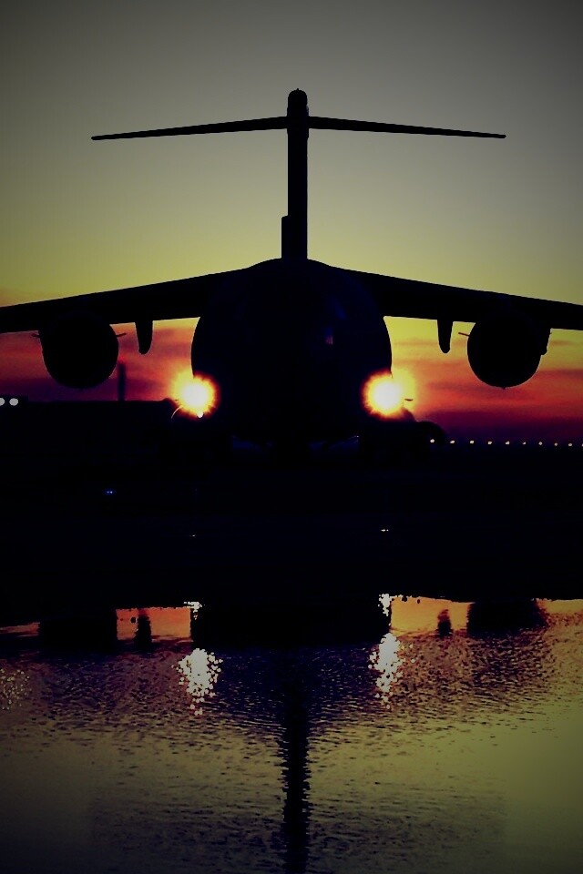 Самолет на взлетной полосе обои