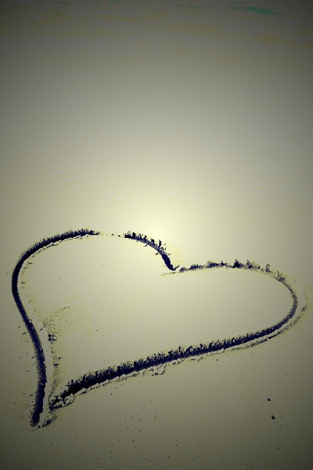 Аккуратное сердце на песке обои